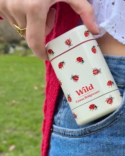 Légende : on aperçoit une coccinelle dans la poche du jean d'une femme