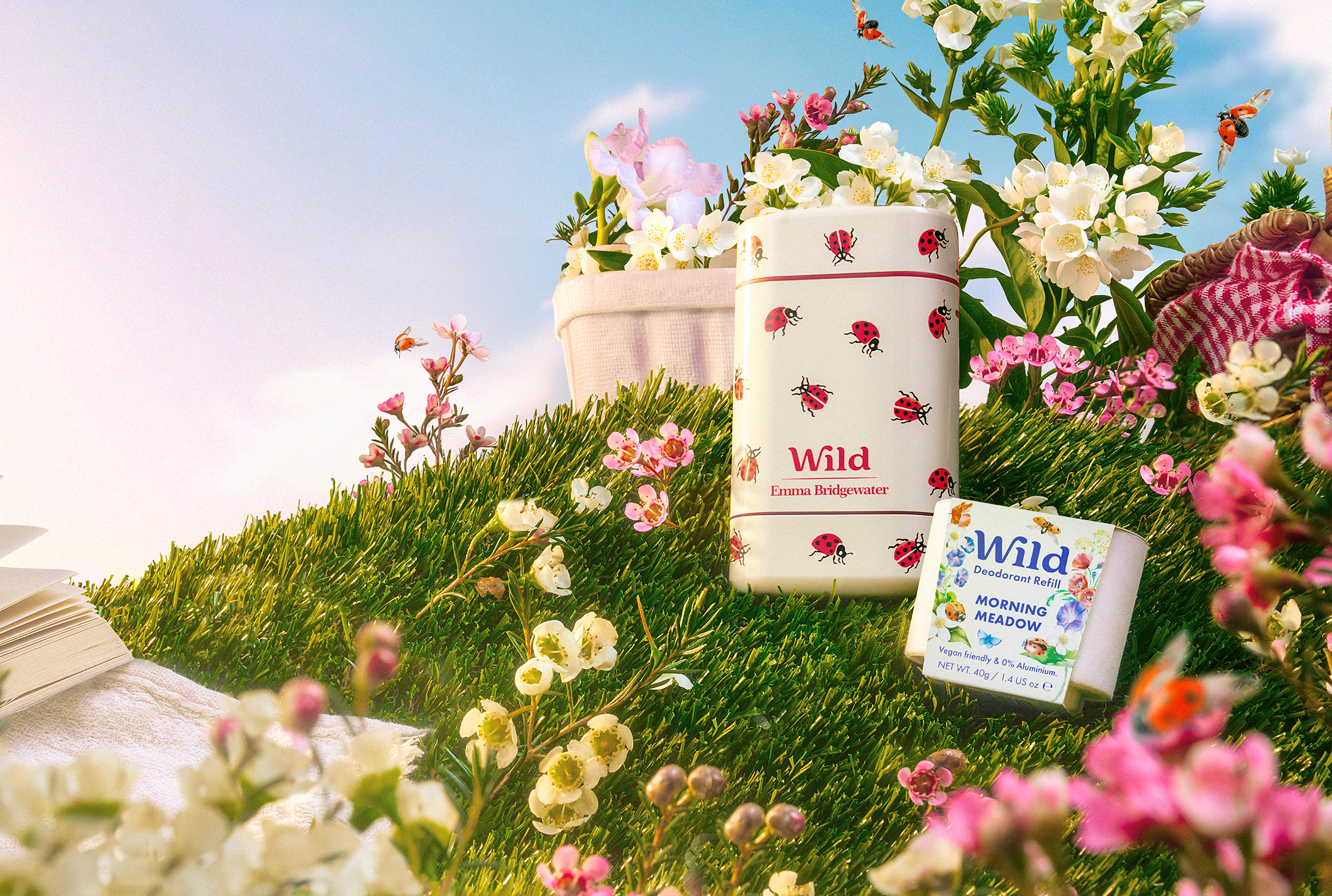 Bijschrift: een paar kopjes op een weelderig groen veld