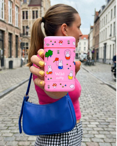 Légende : une femme en train de se prendre en photo avec son téléphone portable