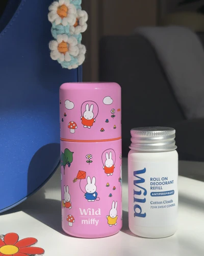 Bildunterschrift: Nahaufnahme einer Flasche und eines Behälters auf einem Tisch