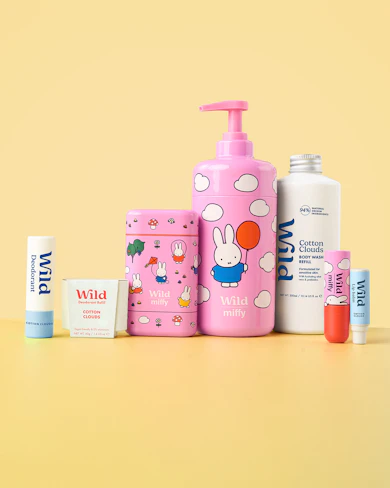 Bildunterschrift: Ein gelber Tisch mit einer Flasche Lotion und einer Tube Zahnpasta