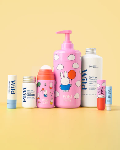 Bildunterschrift: eine Flasche Lotion, eine Flasche Lotion und eine Tube