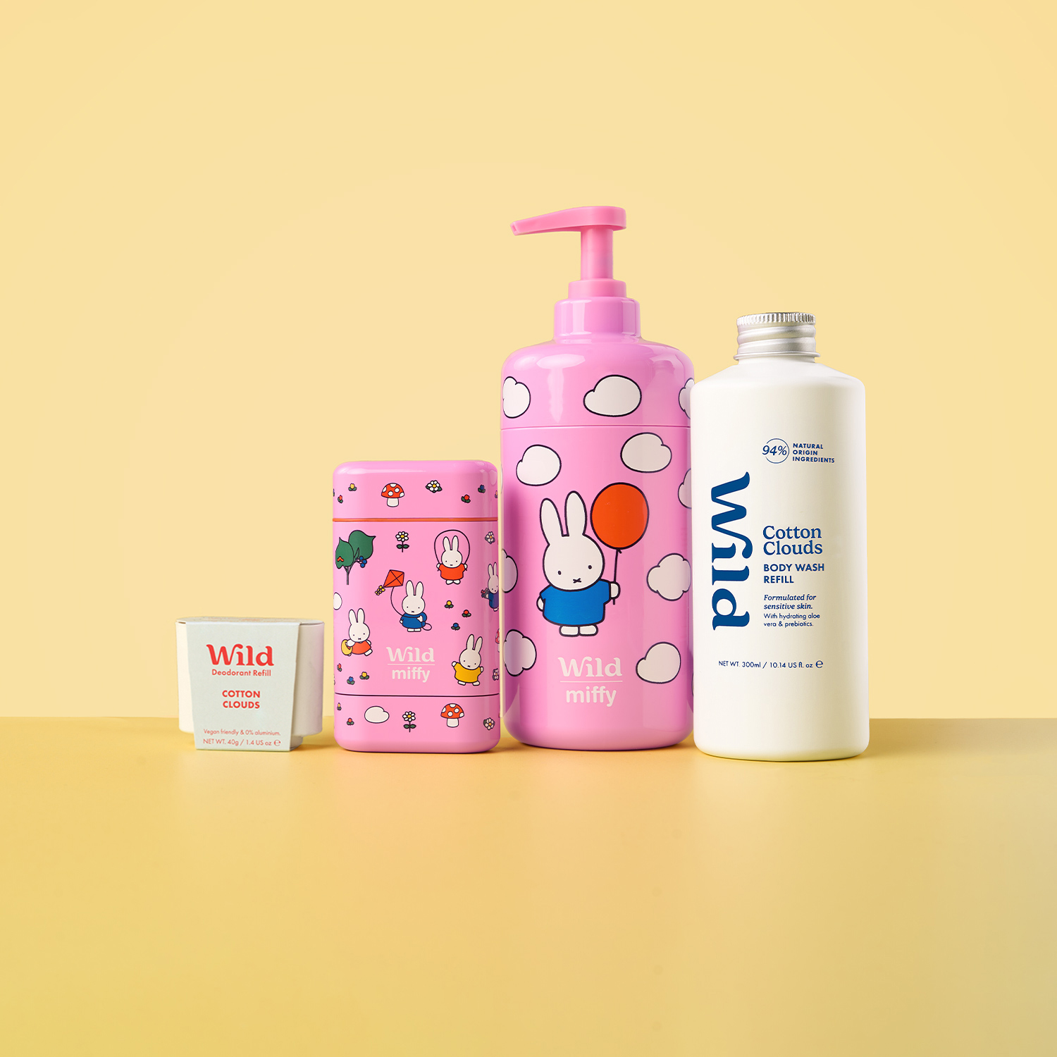 Légende : un flacon de lotion, un flacon de lotion et un pot de