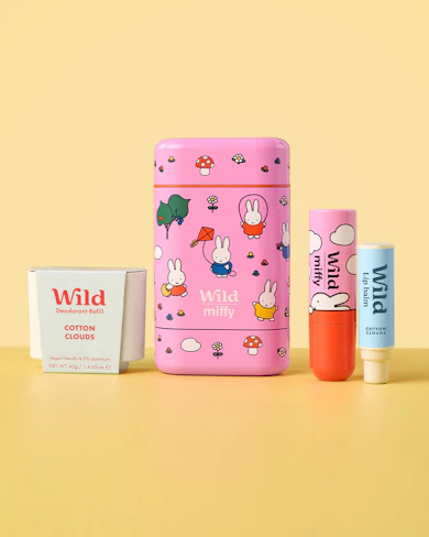 Bildunterschrift: Eine rosa Schachtel mit Lippenbalsam neben einer Tube Lippenbalsam
