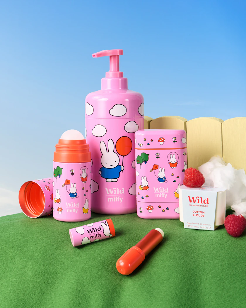 Bildunterschrift: eine Flasche Lotion, eine Flasche Zahnpasta, eine Tube