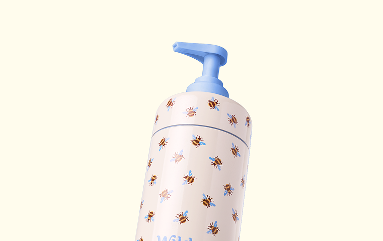 Légende : un biberon avec une poignée bleue et des abeilles dessinées dessus