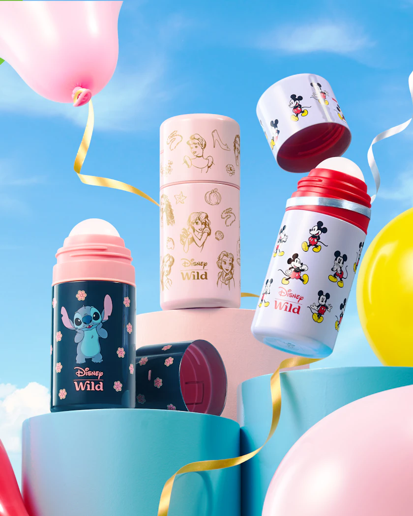 Bildunterschrift: Ein Stapel Babyflaschen und Luftballons am Himmel