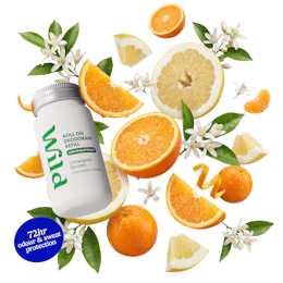 Bijschrift: een fles vitaminewater, omringd door schijfjes sinaasappel en bloemen