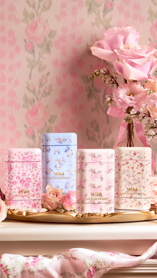 Caption: a table topped with a vase filled with pink flowers