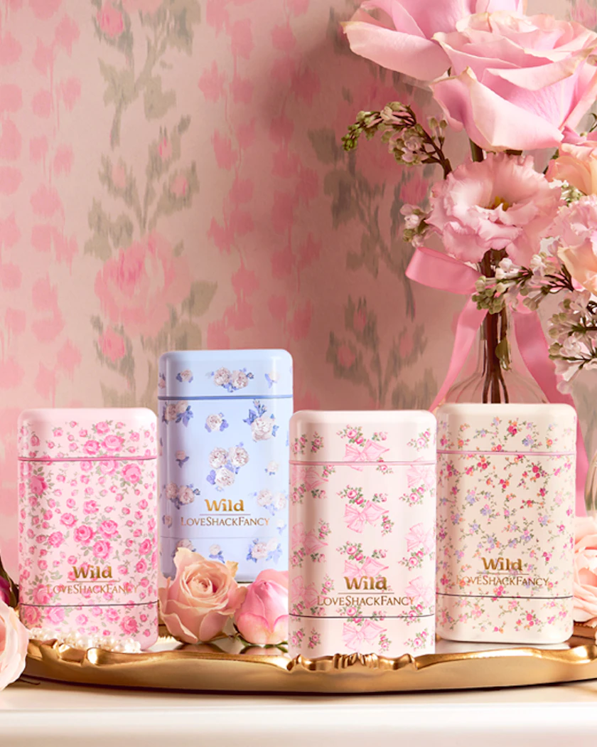 Caption: a table topped with a vase filled with pink flowers