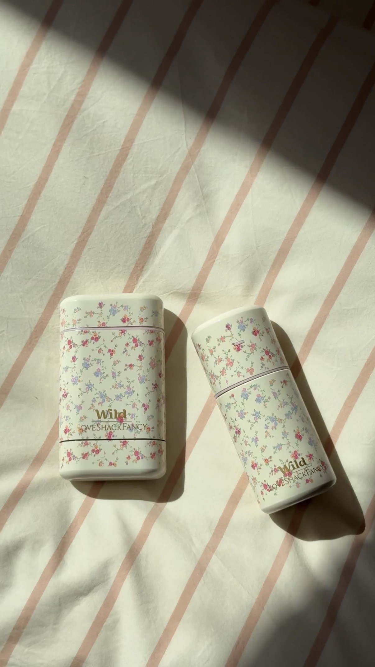 Légende : deux rouleaux de papier toilette posés sur un lit