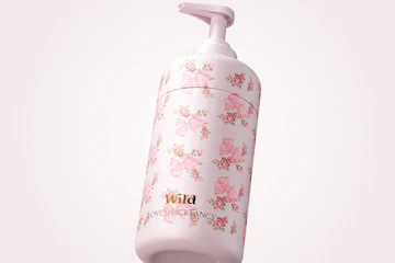 Légende : une bouteille rose ornée d'un motif floral rose