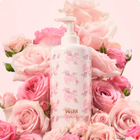 Légende : un flacon de lotion entouré de roses roses