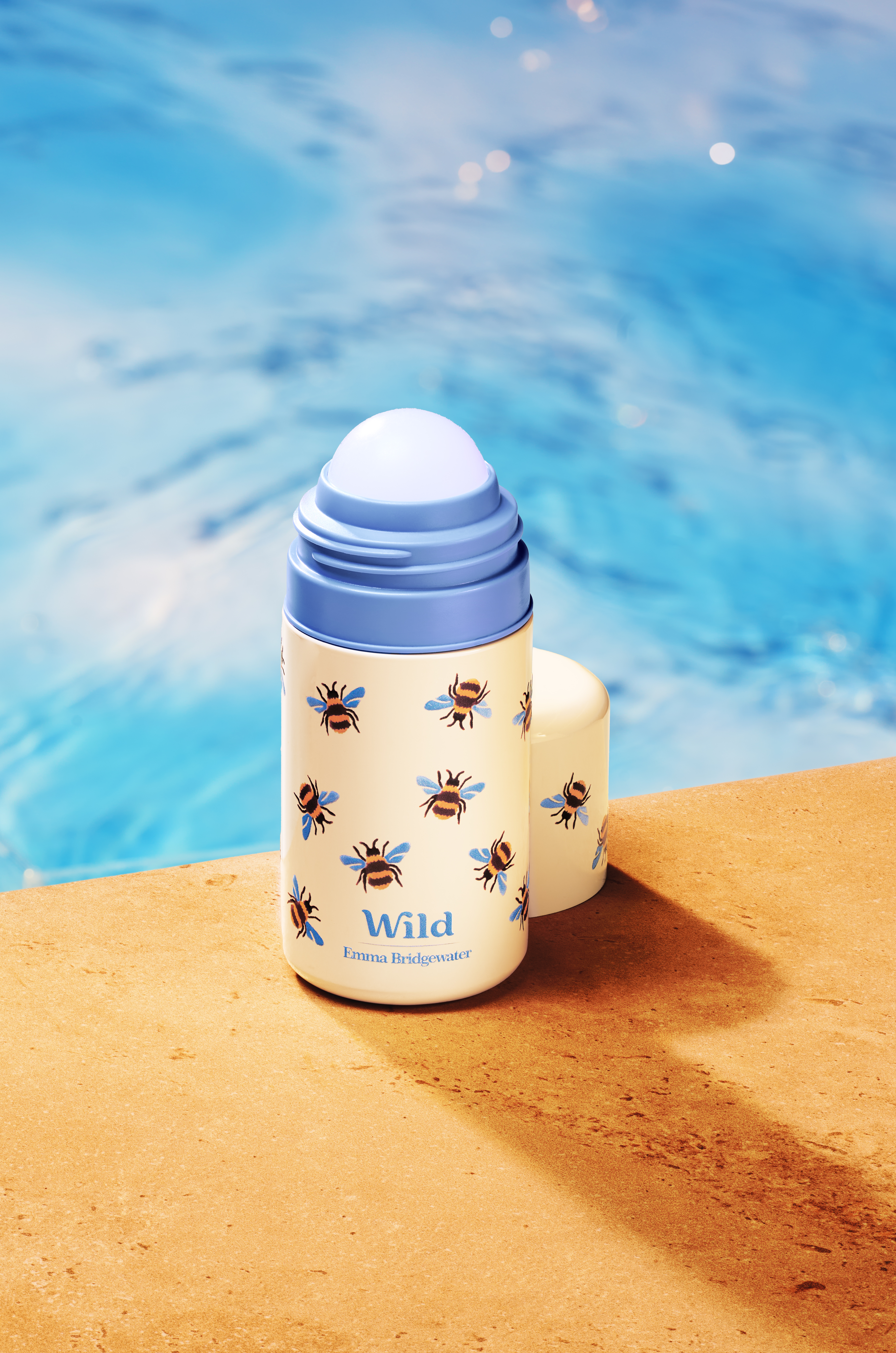 Légende : une bouteille d'eau bleue et blanche à côté d'une piscine